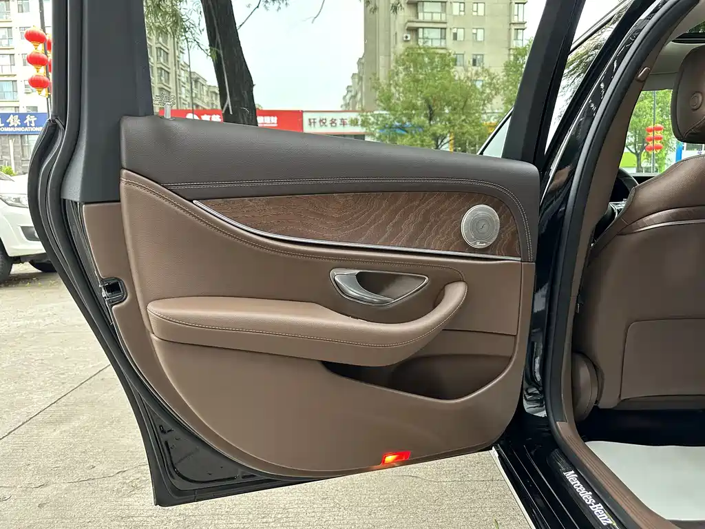 Mercedes-Benz E-Class 2023 — фото 14