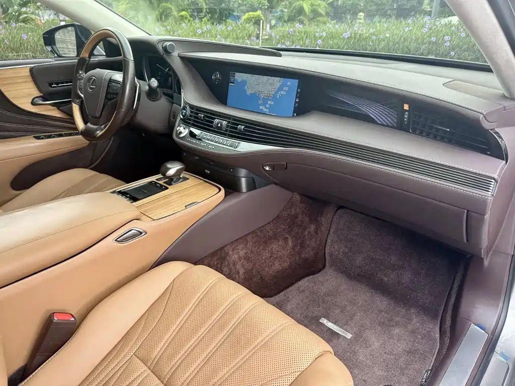 Lexus LS 2019 — фото 11