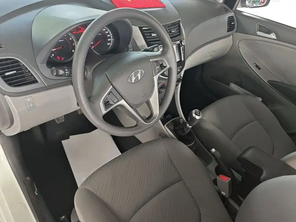 Hyundai Accent 2015 — фото 10