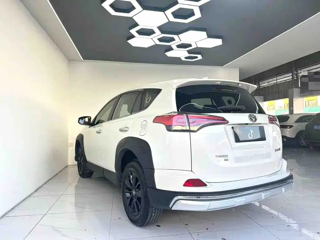 Toyota RAV4 2019 — фото 9