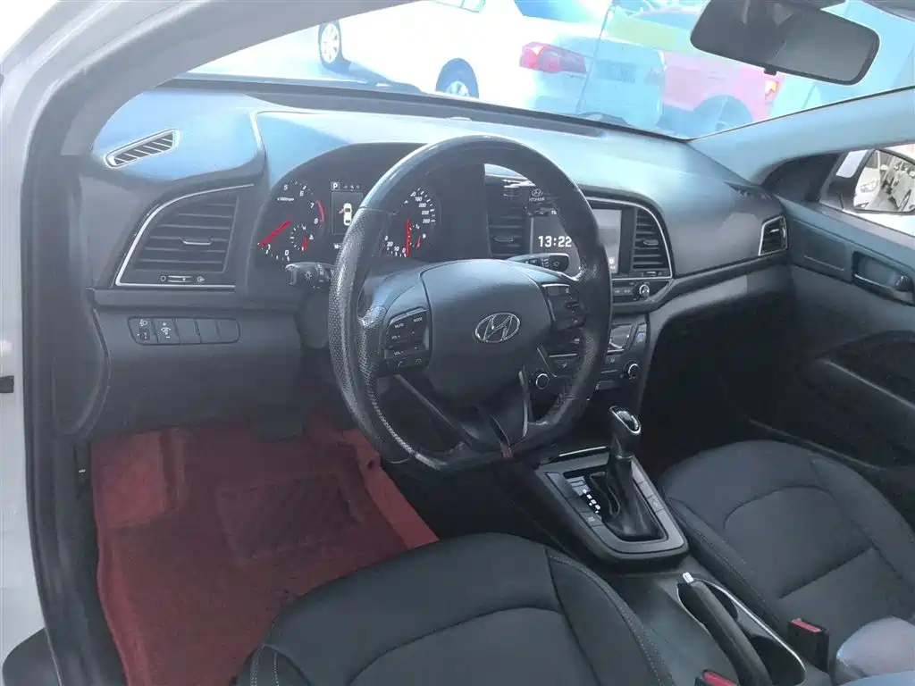 Hyundai Elantra 2019 — фото 12