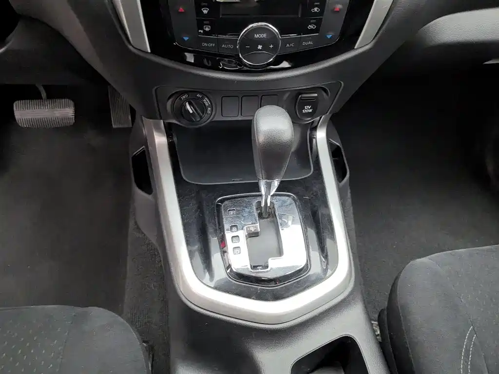 Nissan Navara 2018 — фото 13