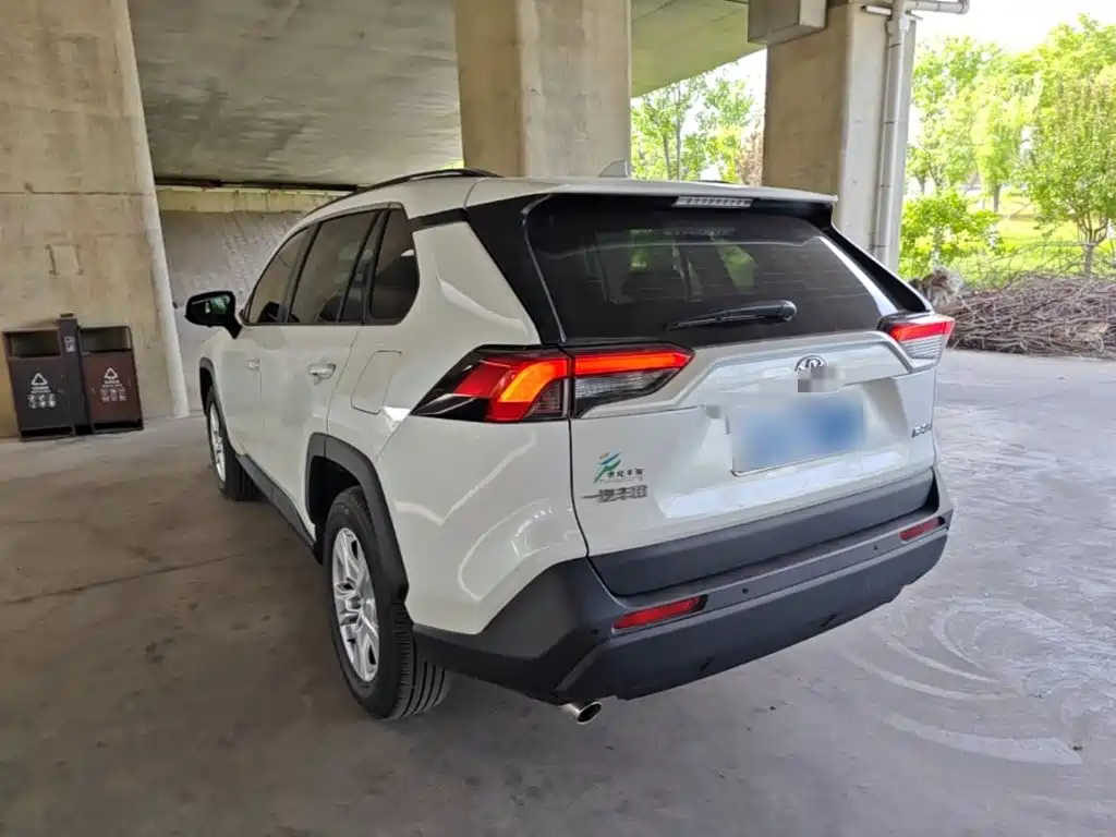 Toyota RAV4 2025 — фото 23