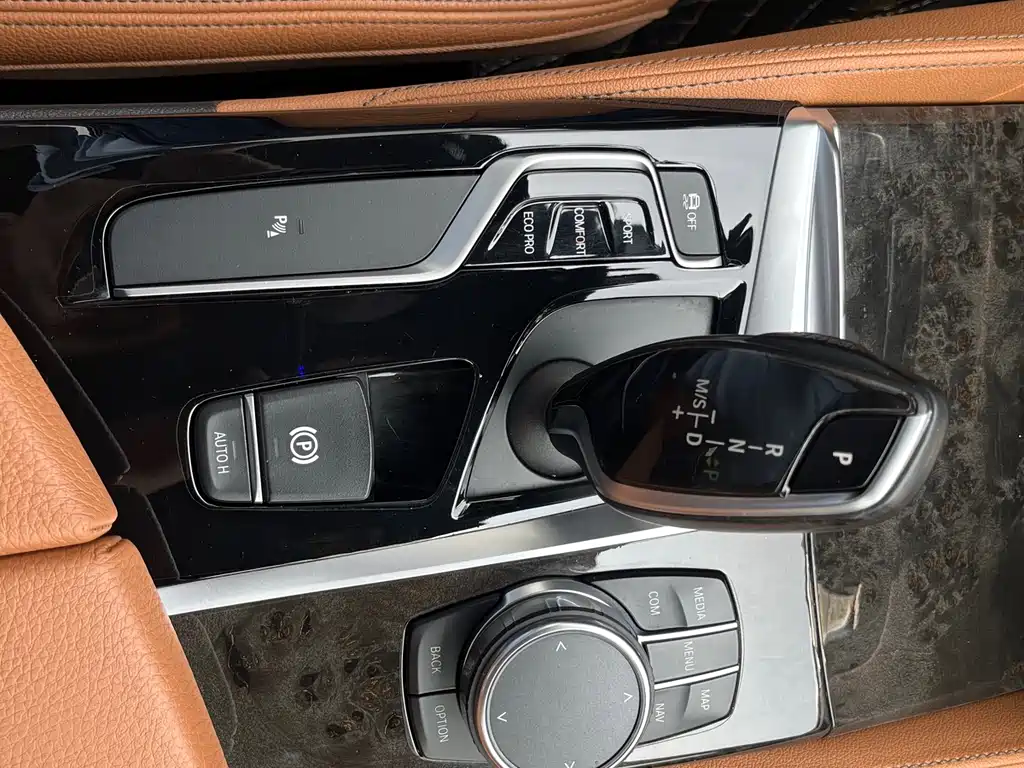 BMW 5 Series 2018 — фото 13