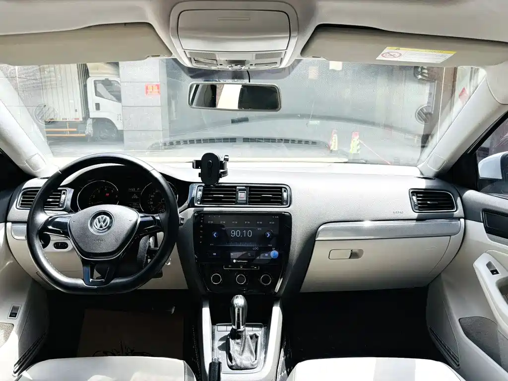 Volkswagen Sagitar 2015