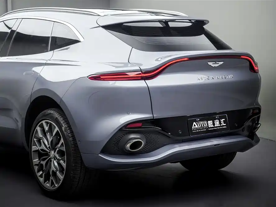 Aston Martin DBX 2023 — фото 5