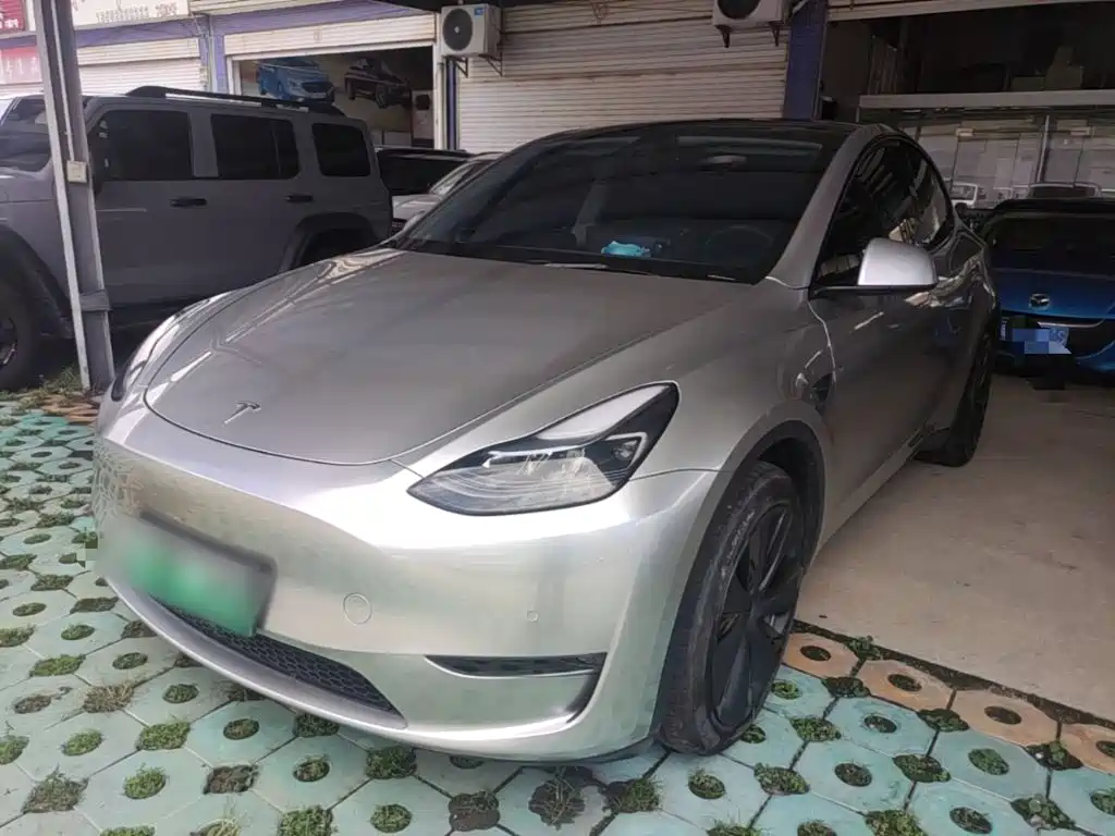 Tesla Model Y 2024
