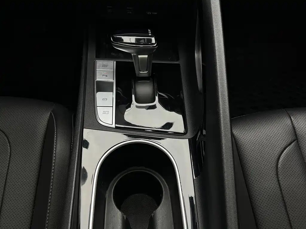 Hyundai Elantra 2023 — фото 10