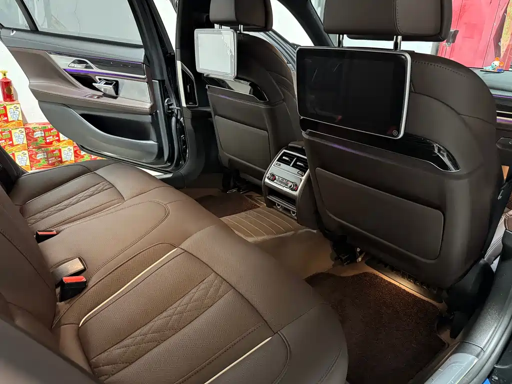 BMW 7 Series 2017 — фото 12