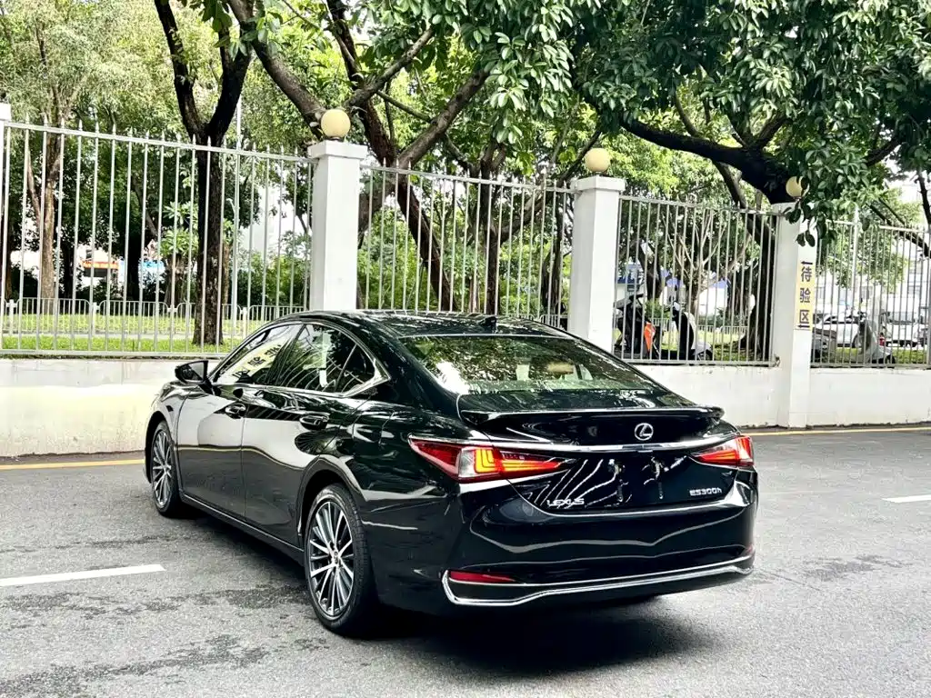 Lexus ES 2023 — фото 9