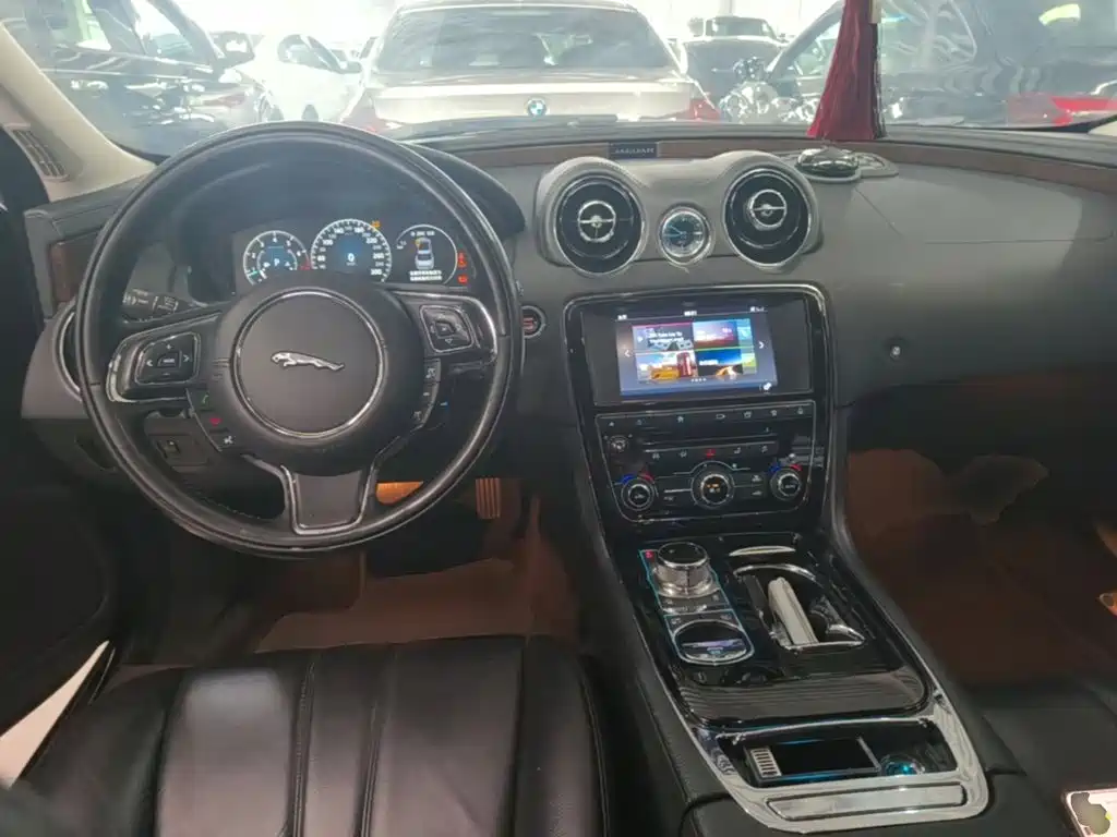 Jaguar XJ 2017 — фото 10