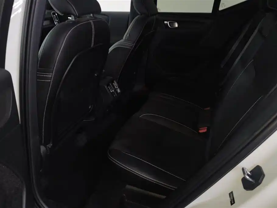 Volvo XC40 2021 — фото 11