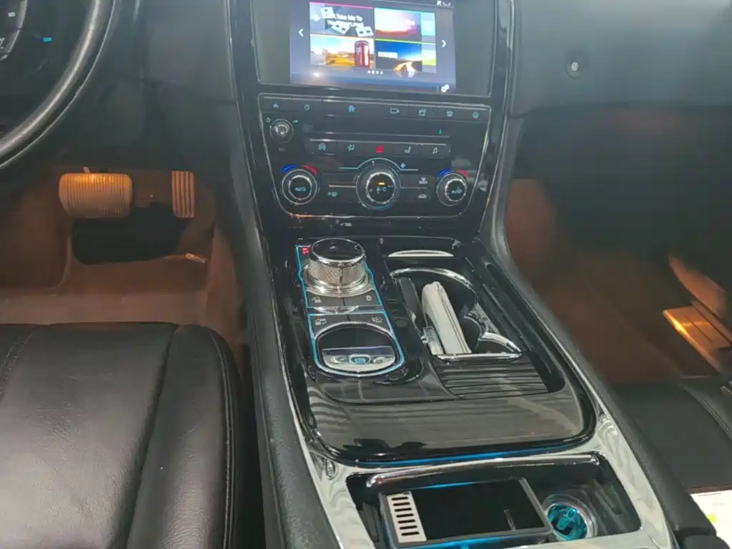 Jaguar XJ 2017 — фото 14