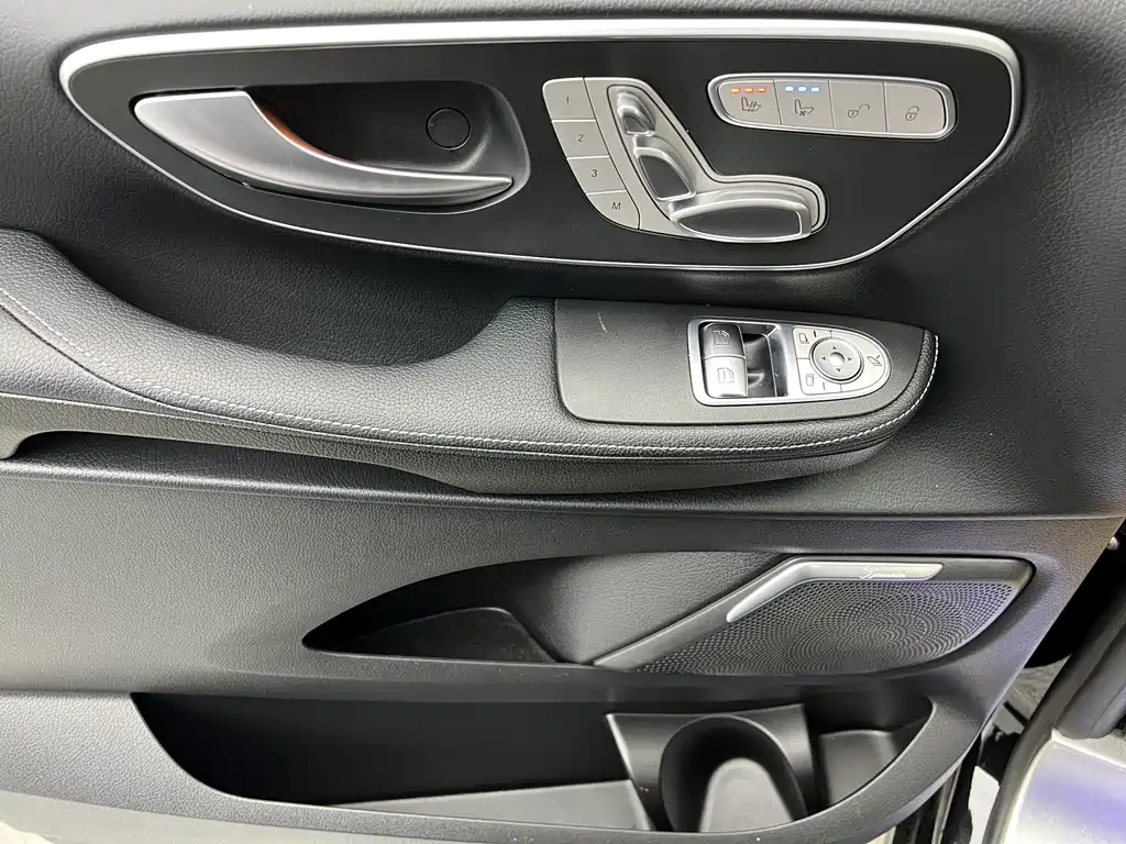 Mercedes-Benz V-Class 2023 — фото 5