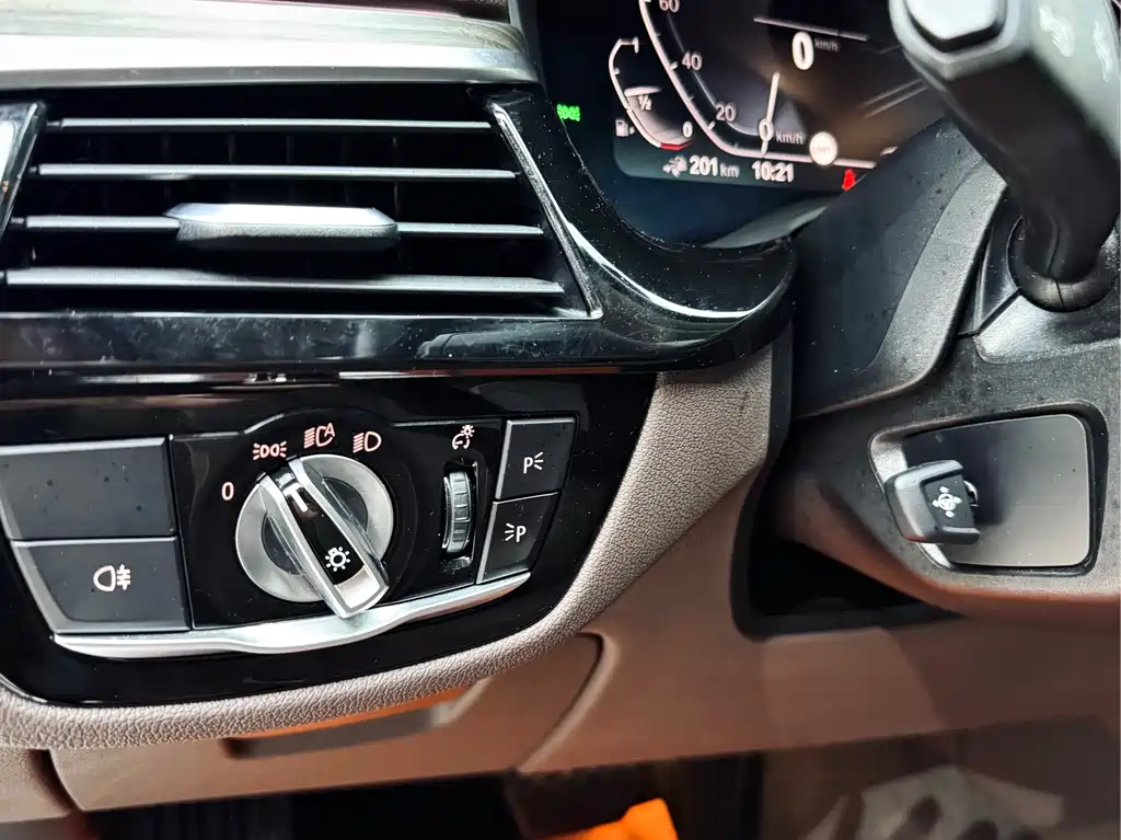 BMW 5 Series New Energy 2019 — фото 13