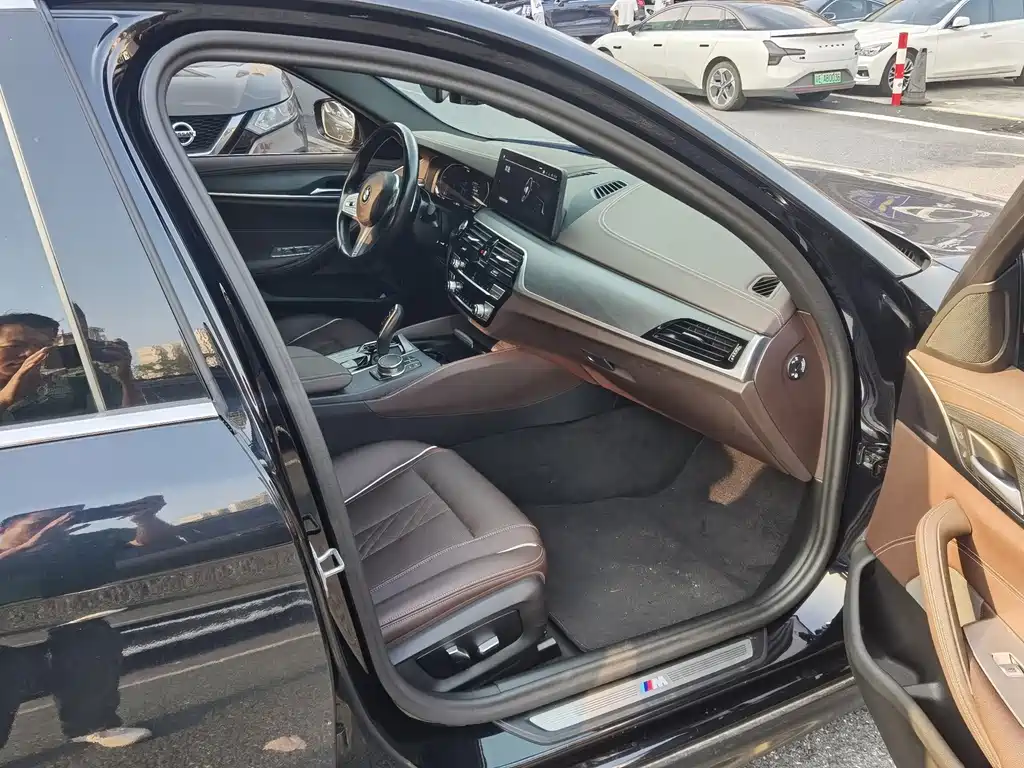 BMW 5 Series 2023 — фото 10
