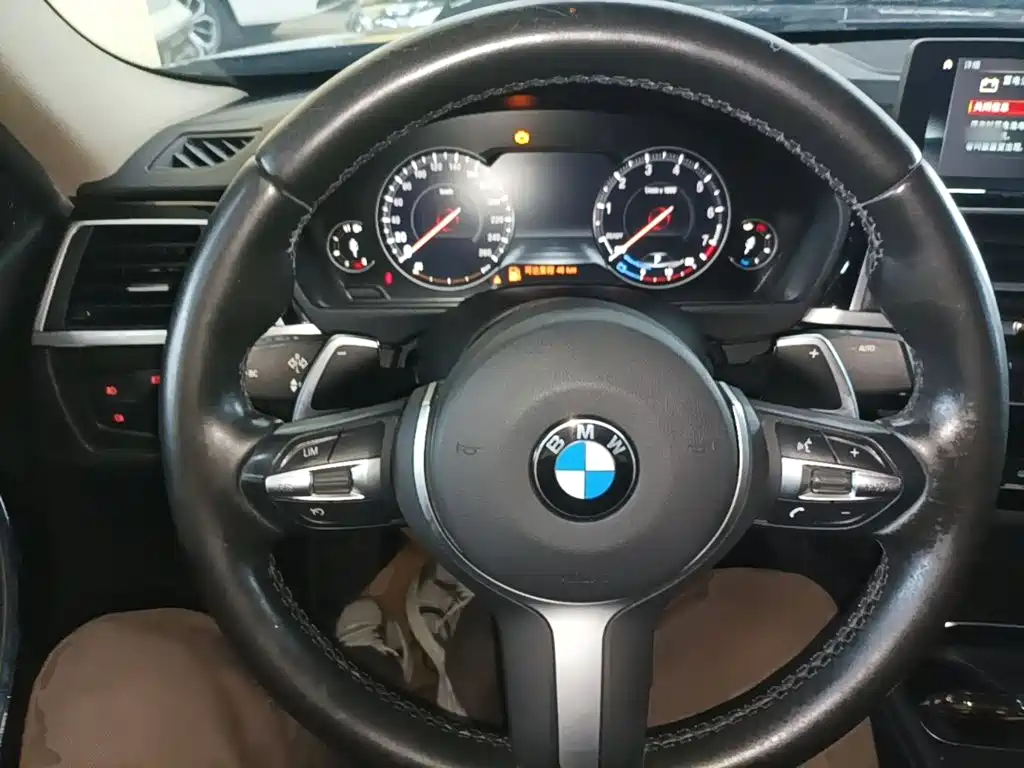 BMW 3 Series 2018 — фото 11