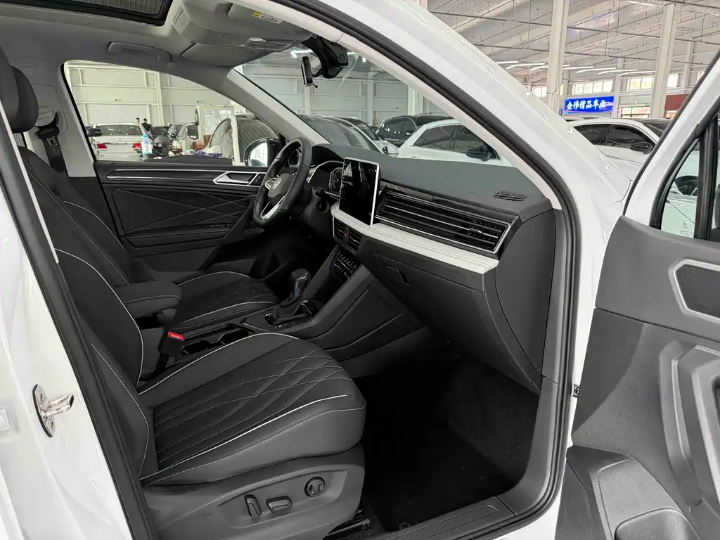Volkswagen Tiguan L 2023 — фото 18