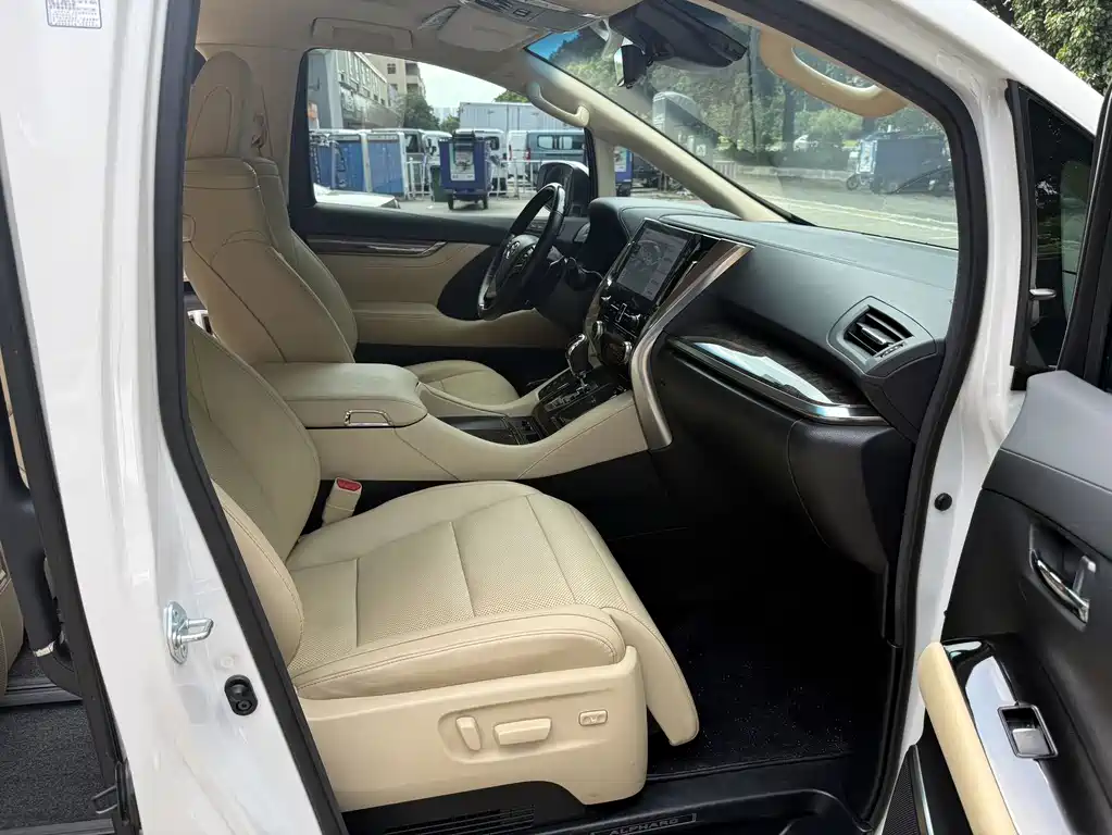 Toyota Alphard 2022 — фото 11