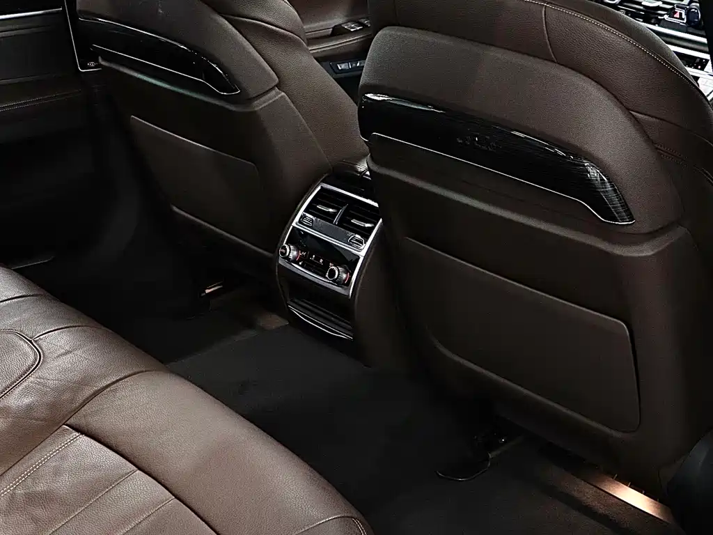 BMW 7 Series 2018 — фото 17
