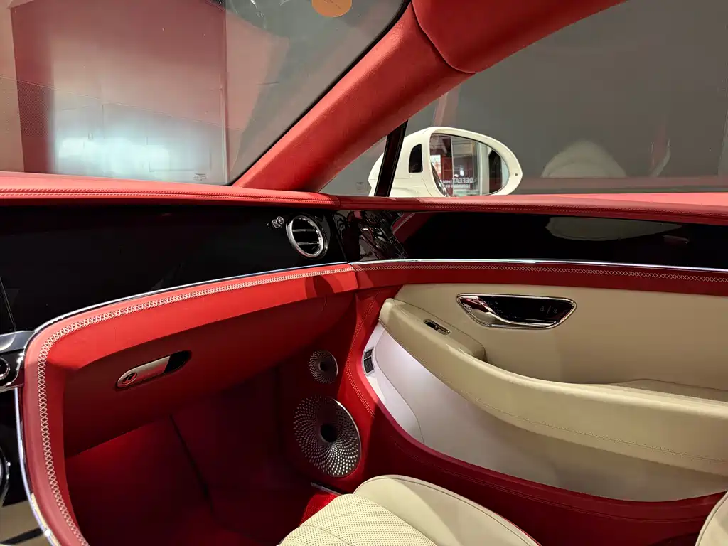 Bentley Continental 2023 — фото 10