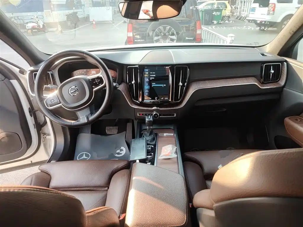 Volvo XC60 2020 — фото 12
