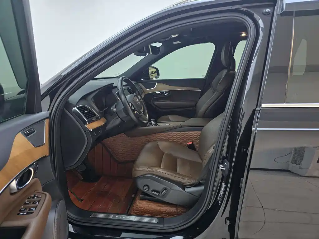 Volvo XC90 2020 — фото 12