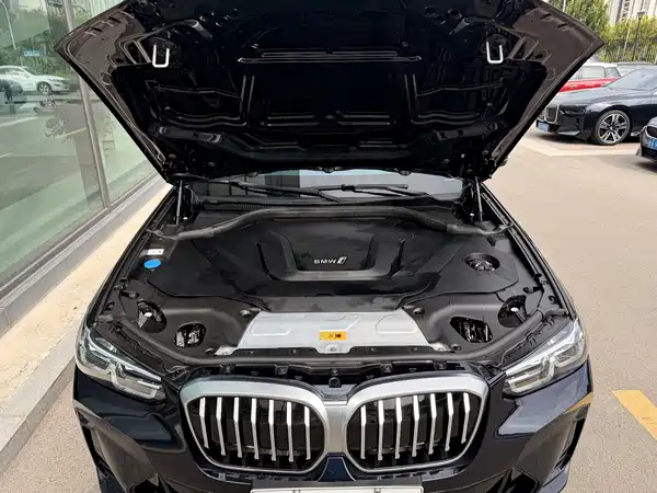 BMW iX3 2025
