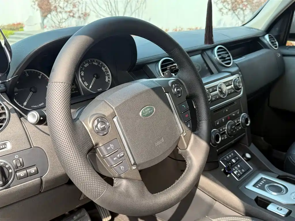 Land Rover Discovery 2015 — фото 32