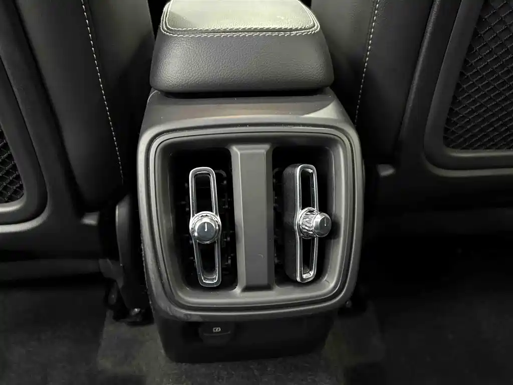 Volvo XC40 2023 — фото 15