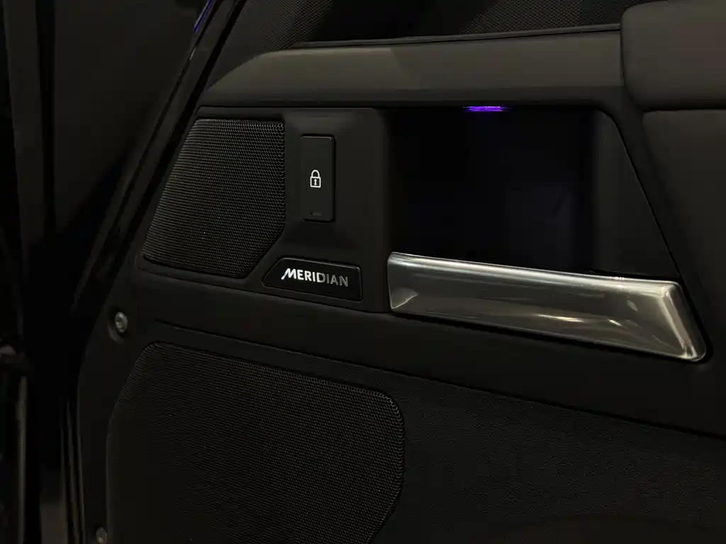 Land Rover Defender 2025 — фото 13