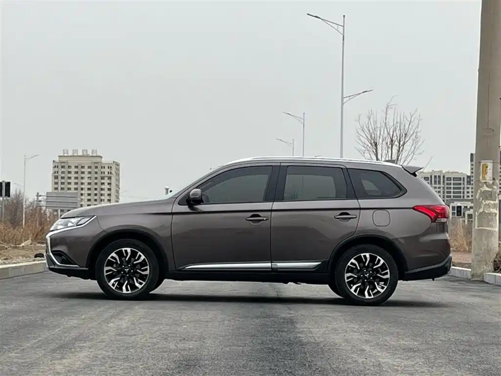 Mitsubishi Outlander 2020 — фото 10