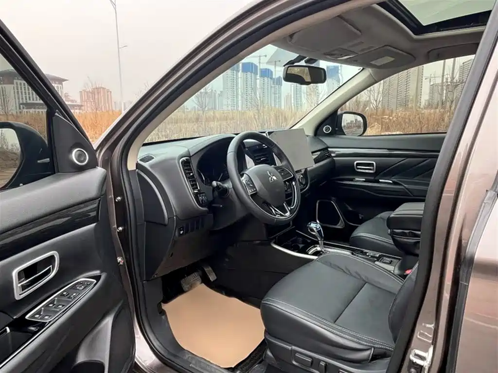 Mitsubishi Outlander 2020 — фото 16