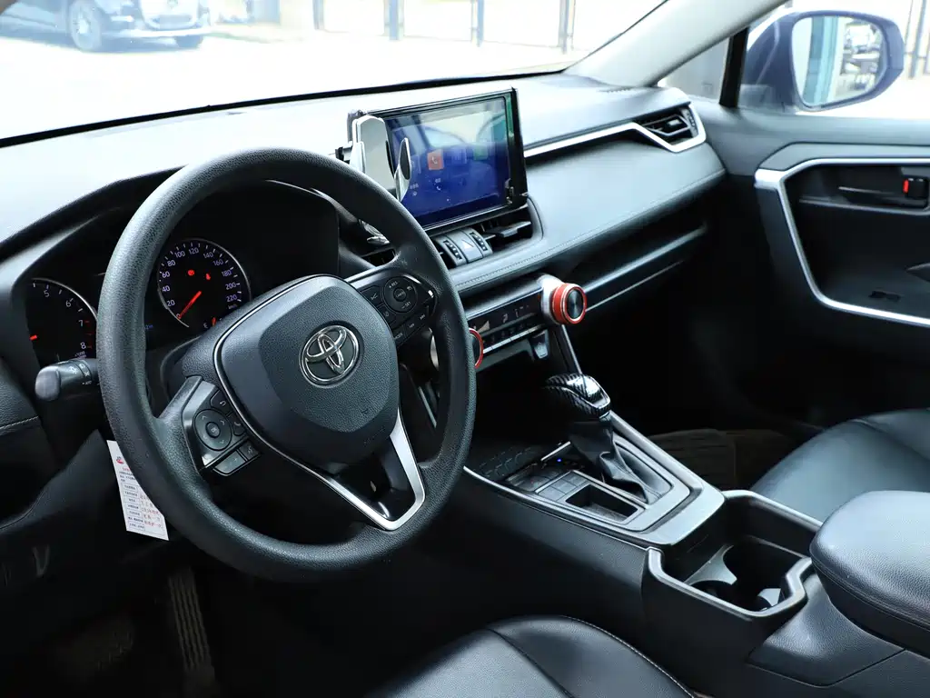 Toyota RAV4 2022 — фото 11