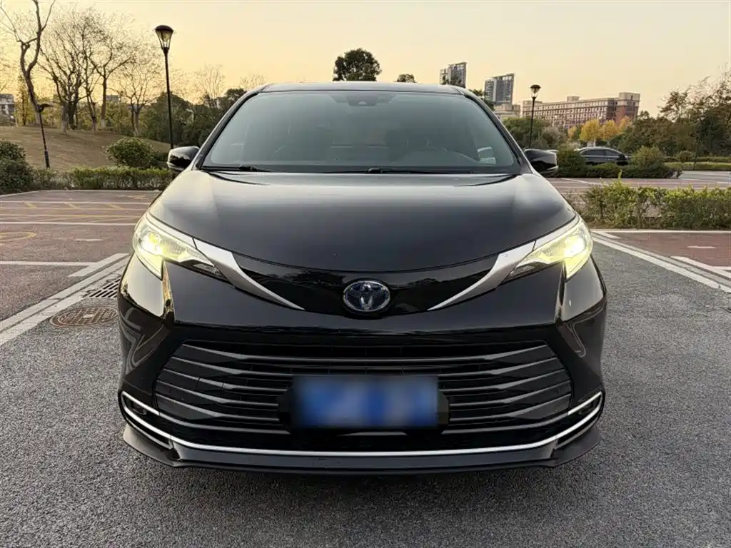Toyota Sienna 2023 — фото 11