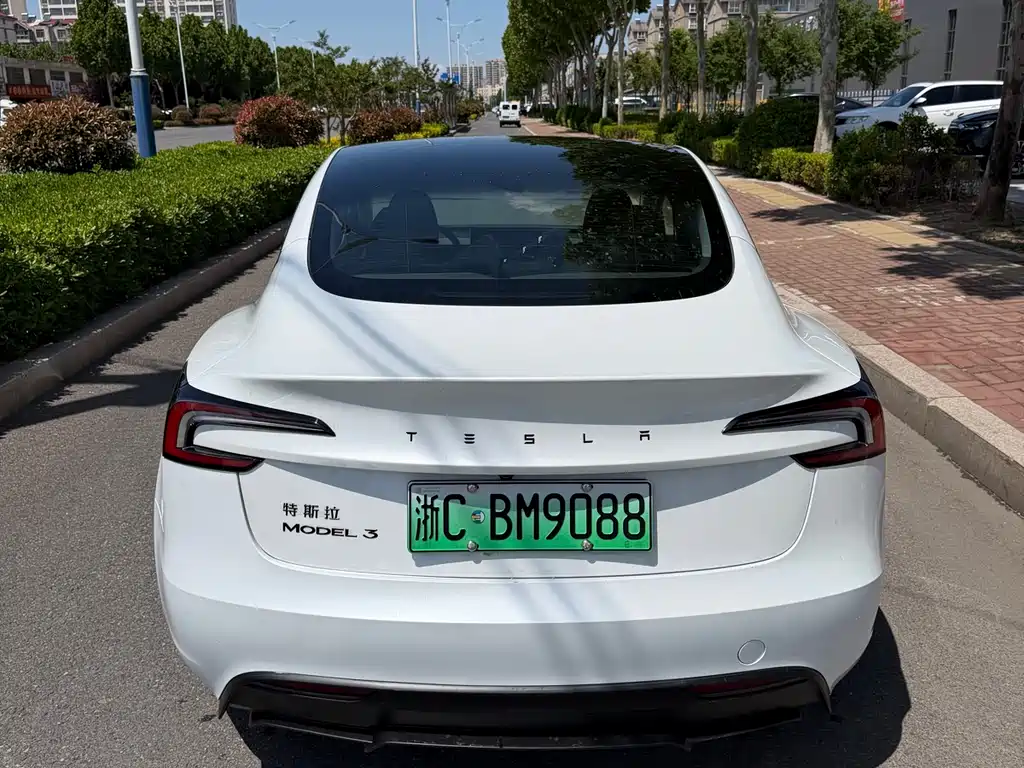 Tesla Model 3 2025 — фото 10