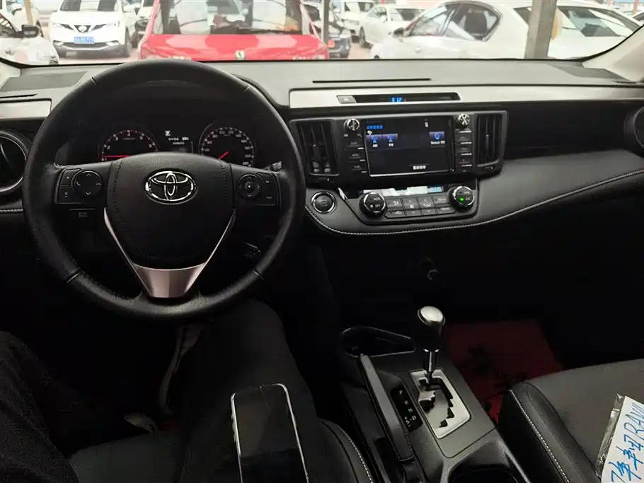 Toyota RAV4 2017 — фото 12
