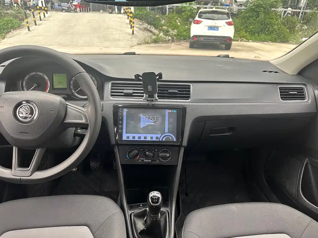 Skoda Rapid 2019 — фото 12