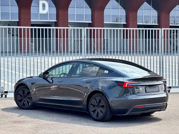 Tesla Model 3 2024