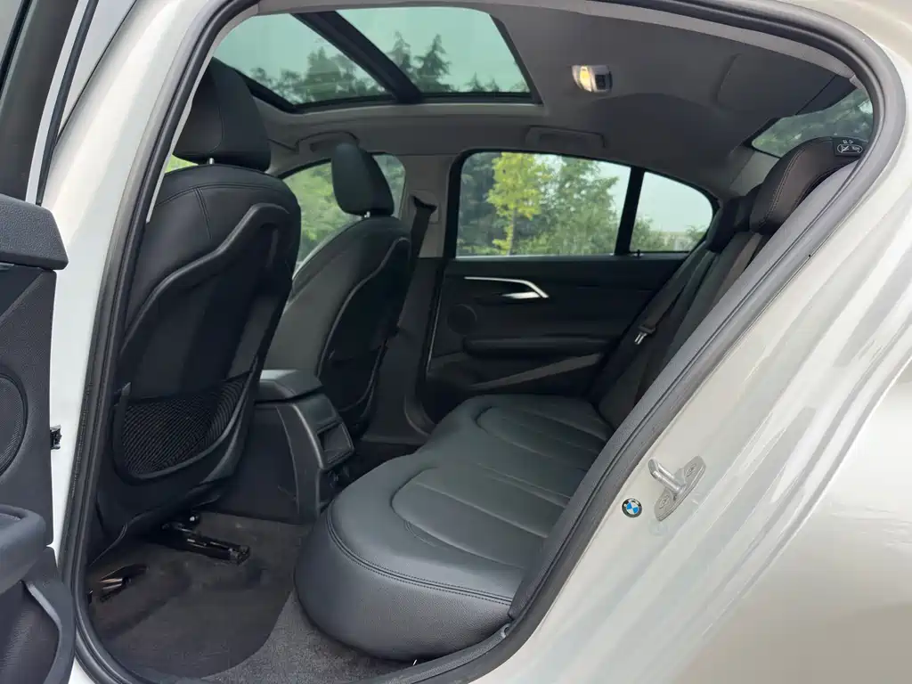BMW 1 Series 2018 — фото 14
