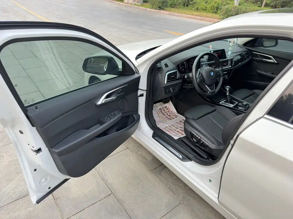 BMW 1 Series 2018 — фото 16