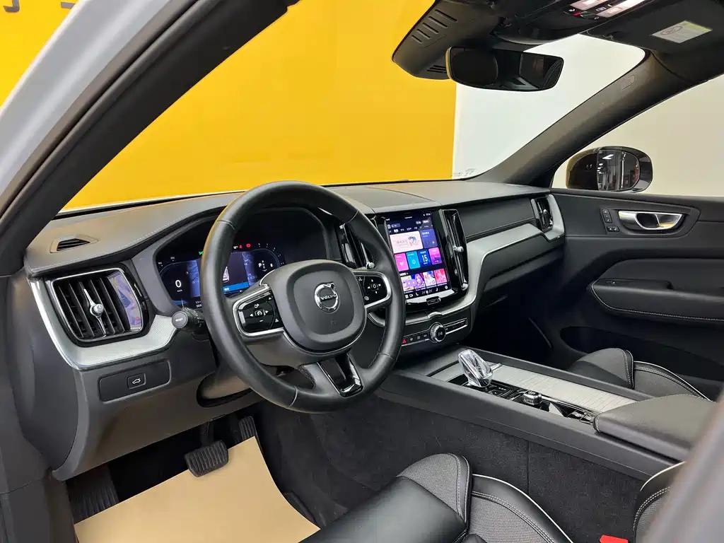 Volvo XC60 2023 — фото 4