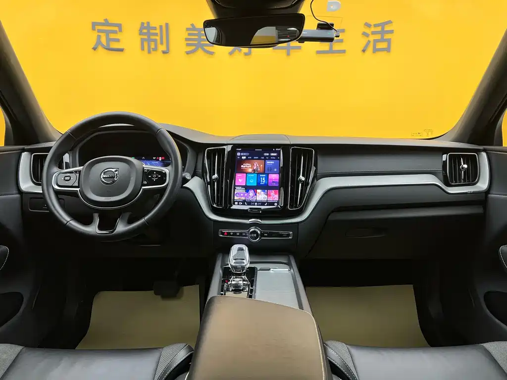 Volvo XC60 2023 — фото 13