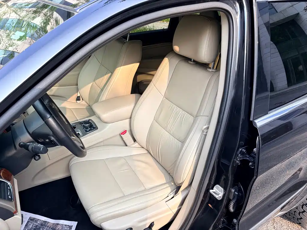 Jeep Grand Cherokee 2011 — фото 10