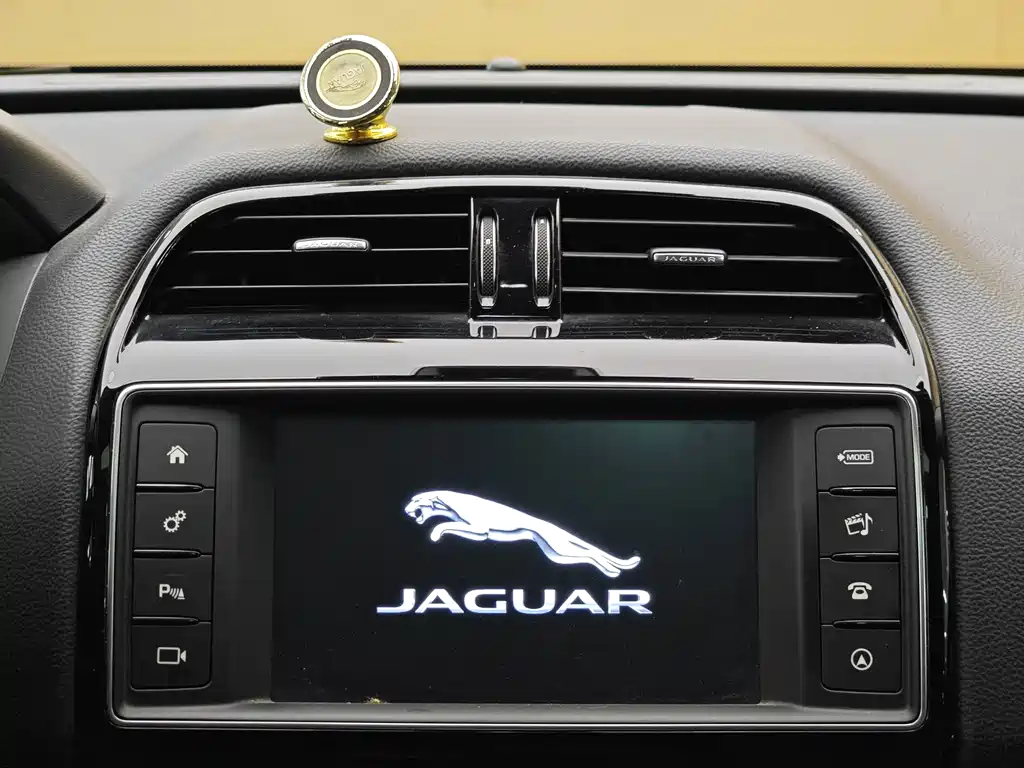 Jaguar F-PACE 2018 — фото 17