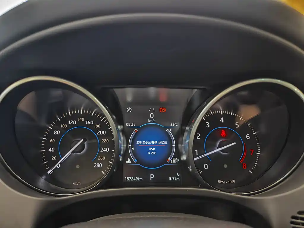 Jaguar F-PACE 2018 — фото 36
