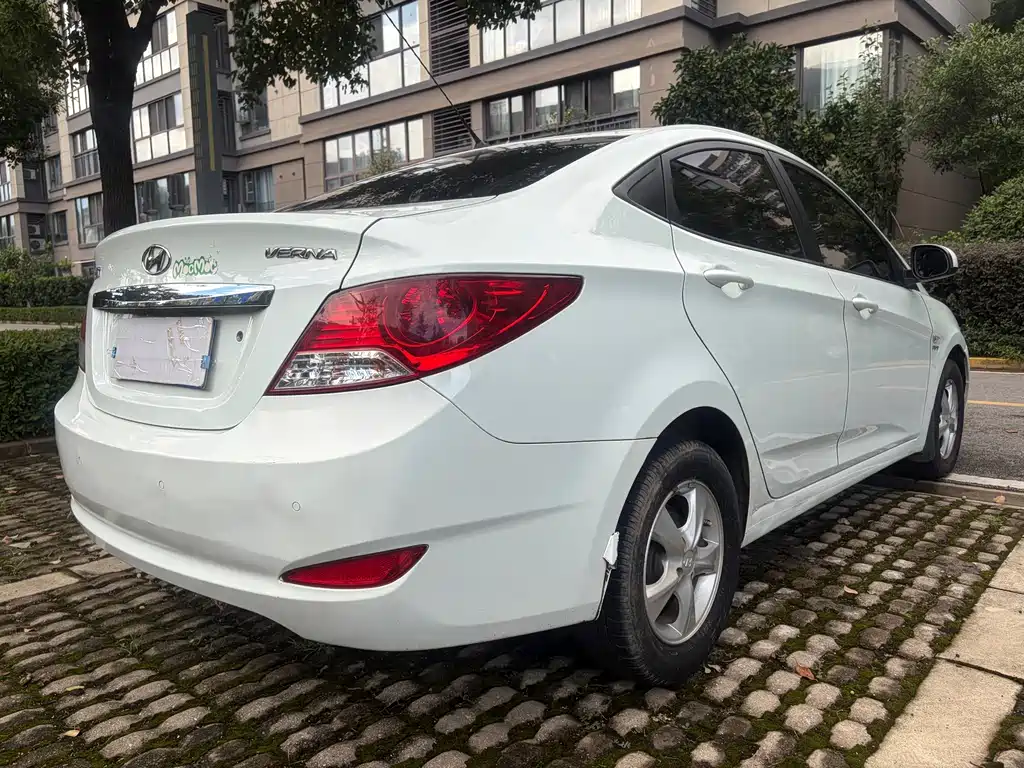 Hyundai Accent 2013 — фото 6