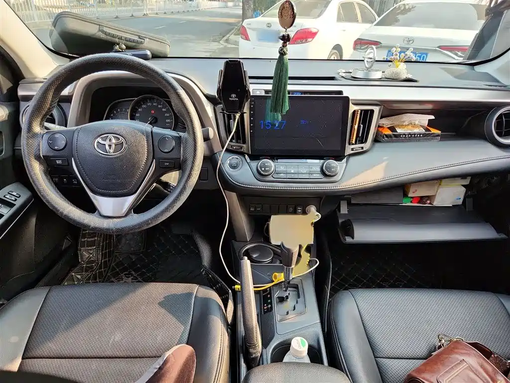 Toyota RAV4 2018 — фото 13