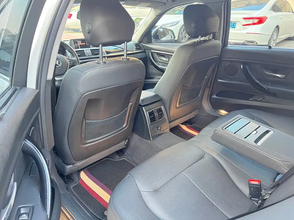 BMW 3 Series 2017 — фото 10