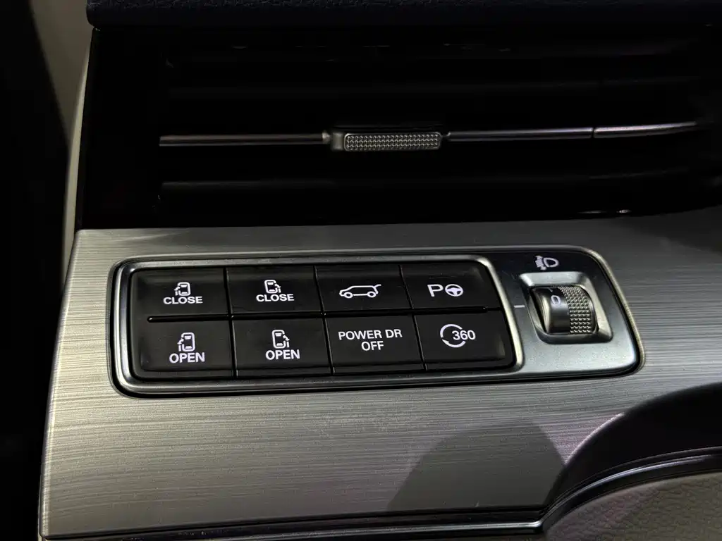 Roewe iMAX8 2023 — фото 16
